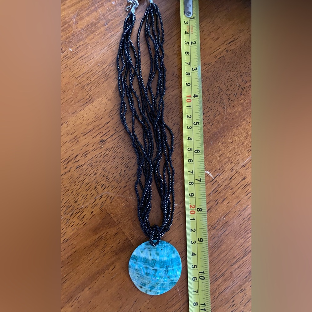 Beaded necklace with shell pendant - Picture 4 of 4